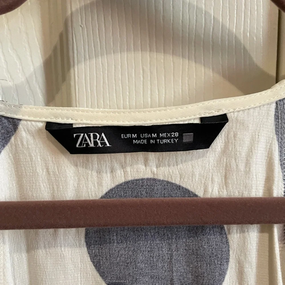 Cream Zara blouse w black polka dots. Size medium in viscose fabric. Worn once - Picture 3 of 4